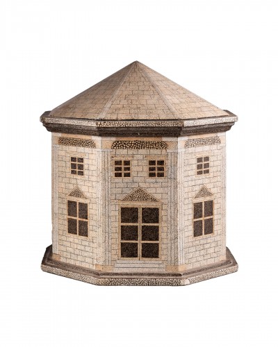 Boite en papier mâché en forme de pavillon, début XXe