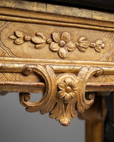 Antiquités - A 19th century Régence-style center table