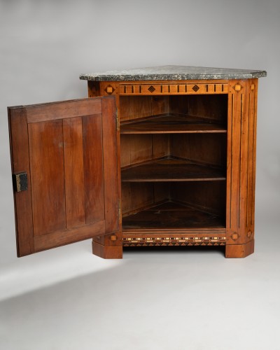 Antiquités - 18th-century French corner cabinet