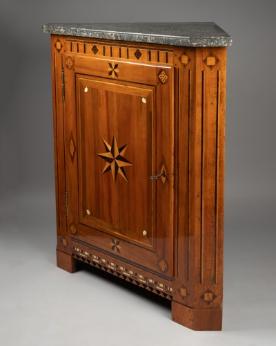 Antiquités - 18th-century French corner cabinet
