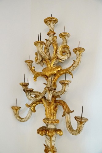 XVIIIe siècle - Élégante paire d'immenses torchères italiennes du XVIIIe siècle