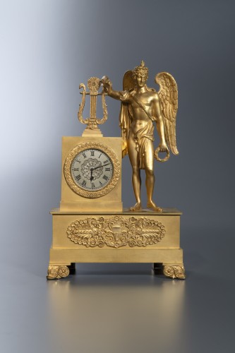 Pendule Génie de la musique d'époque Empire en bronze doré - 