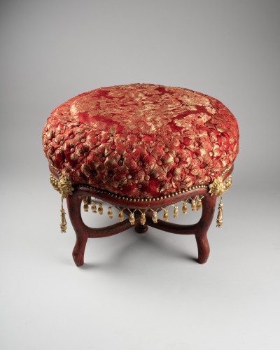 XIXe siècle - Tabouret capitonné d’époque Napoléon III, bois laqué rouge