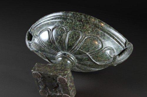 Serpentine tazza, a souvenir of the 19th-century Grand Tour. - 