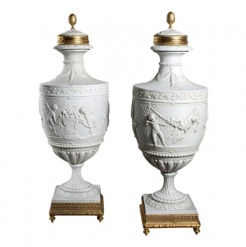 Paire de vases couverts en biscuit, fin du XVIIIe siècle
