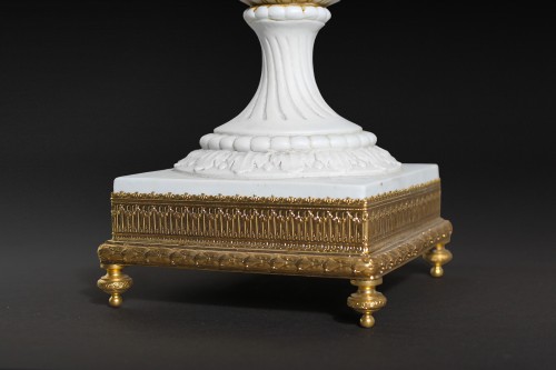 Céramiques, Porcelaines  - Paire de vases couverts en biscuit, fin du XVIIIe siècle