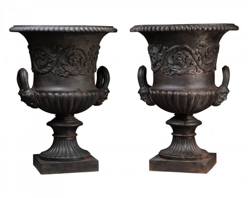 Important pair of Medici vases in cast iron with a bronze patina