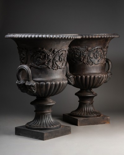 Importante paire de coupes Médicis en fonte à patine bronze - Matériaux & Architecture Style Restauration - Charles X
