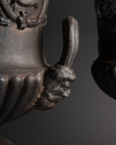 Importante paire de coupes Médicis en fonte à patine bronze - Étienne de Roissart