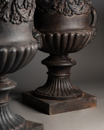 XIXe siècle - Importante paire de coupes Médicis en fonte à patine bronze
