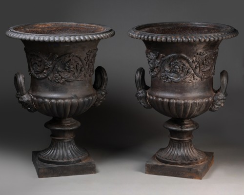 Restauration - Charles X - Importante paire de coupes Médicis en fonte à patine bronze