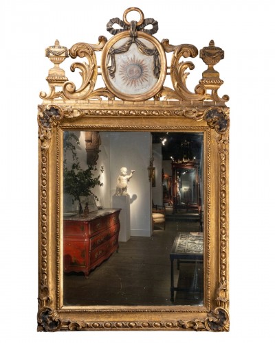Miroir au cartouche figurant un soleil, milieu XVIIIe