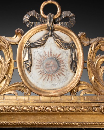 Miroir au cartouche figurant un soleil, milieu XVIIIe - Miroirs, Trumeaux Style 