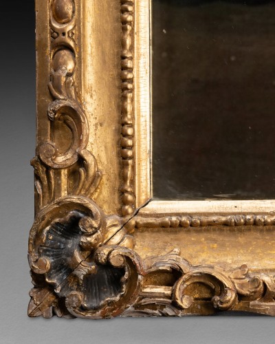 Miroir au cartouche figurant un soleil, milieu XVIIIe - 