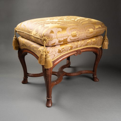 French Regence - Pair of walnut stools Régence period 18th century