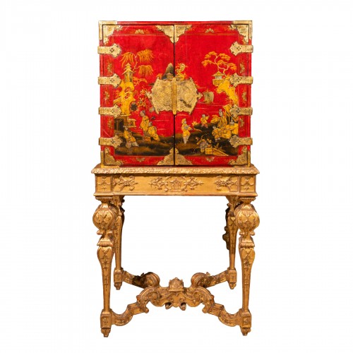 Cabinet en laque rouge du XVIIIe siècle