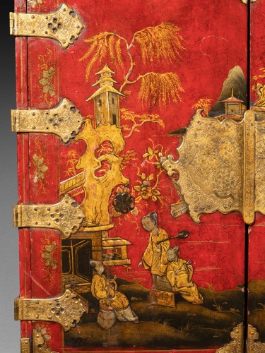 XVIIIe siècle - Cabinet en laque rouge du XVIIIe siècle