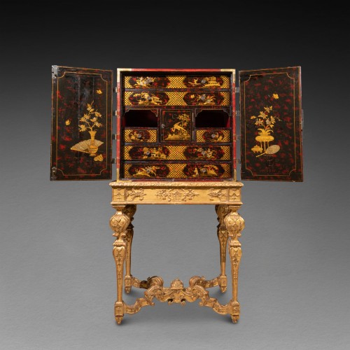 Antiquités - Cabinet en laque rouge du XVIIIe siècle