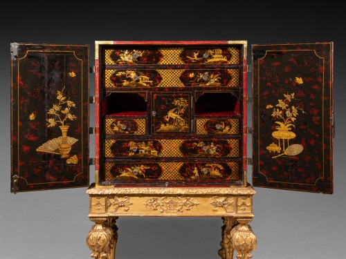 Antiquités - Cabinet en laque rouge du XVIIIe siècle