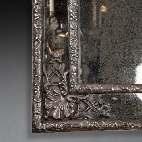 Pare closes in engraved and chiseled steel mirror  - 