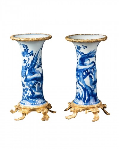 Paire de vases cornets en porcelaine de Chine XVIIIe siècle
