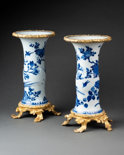 Paire de vases cornets en porcelaine de Chine XVIIIe siècle - Céramiques, Porcelaines Style Louis XV