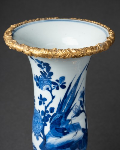 XVIIIe siècle - Paire de vases cornets en porcelaine de Chine XVIIIe siècle