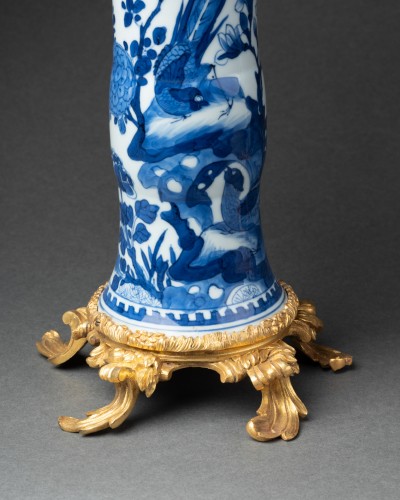 Paire de vases cornets en porcelaine de Chine XVIIIe siècle - Louis XV
