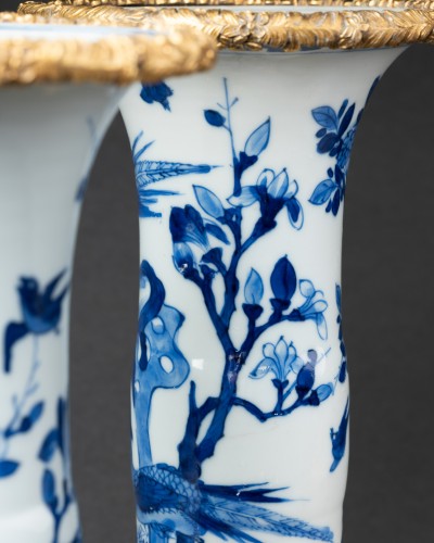 Louis XV - Paire de vases cornets en porcelaine de Chine XVIIIe siècle