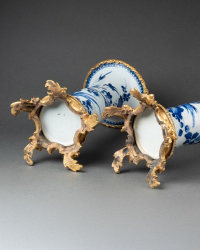 Antiquités - Paire de vases cornets en porcelaine de Chine XVIIIe siècle