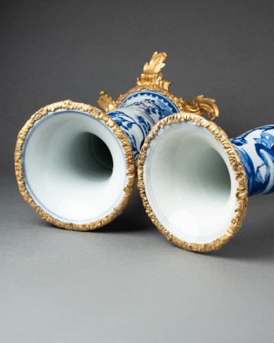 Antiquités - Paire de vases cornets en porcelaine de Chine XVIIIe siècle