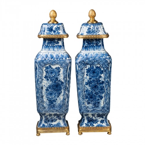 Paire de vases couverts en porcelaine de Chine monture bronze XVIII ème siècle