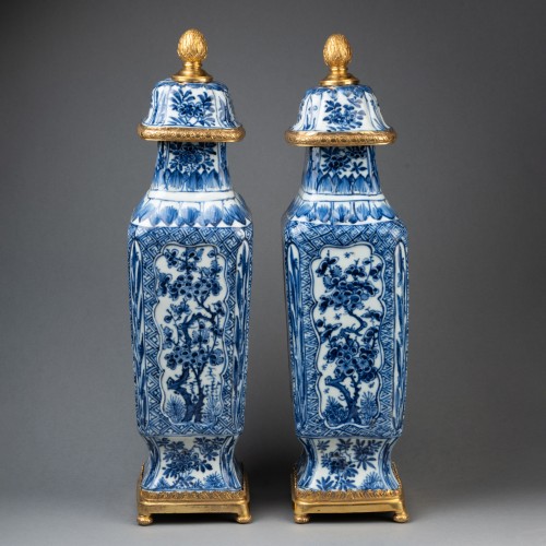 Paire de vases couverts en porcelaine de Chine monture bronze XVIII ème siècle - Objet de décoration Style Régence