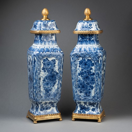 Objet de décoration Cassolettes, coupe et vase - Paire de vases couverts en porcelaine de Chine monture bronze XVIII ème siècle