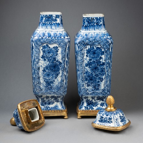Paire de vases couverts en porcelaine de Chine monture bronze XVIII ème siècle - Laurent Chalvignac