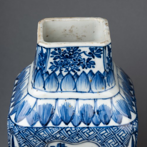 Régence - Paire de vases couverts en porcelaine de Chine monture bronze XVIII ème siècle