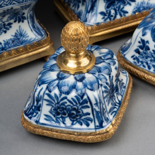 Antiquités - Paire de vases couverts en porcelaine de Chine monture bronze XVIII ème siècle