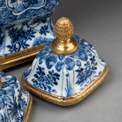 Antiquités - Paire de vases couverts en porcelaine de Chine monture bronze XVIII ème siècle