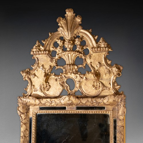 Miroirs, Trumeaux  - Miroir à fronton en bois doré époque Régence XVIIIe siècle