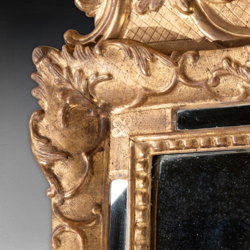 XVIIIe siècle - Miroir à fronton en bois doré époque Régence XVIIIe siècle