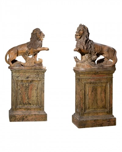 Paire de lions en terre cuite peinte fin XVIIIe, début XIXe