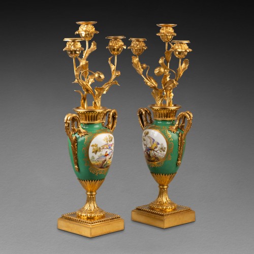 Luminaires Bougeoirs et Chandeliers - Paire de vases porcelaine monture bronze doré fin XVIIIe siècle