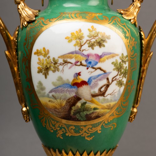 Paire de vases porcelaine monture bronze doré fin XVIIIe siècle - Laurent Chalvignac