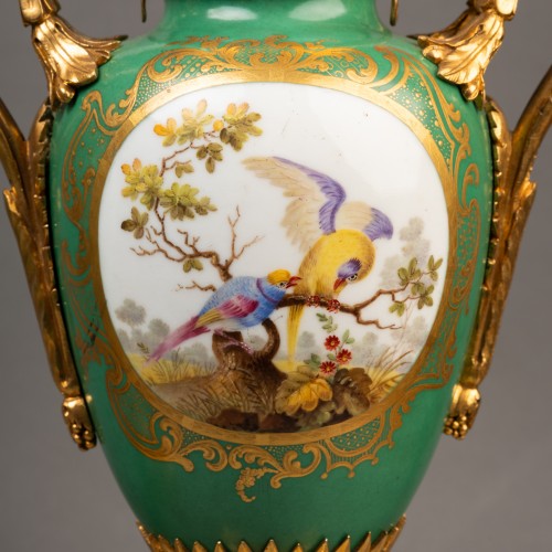 XVIIIe siècle - Paire de vases porcelaine monture bronze doré fin XVIIIe siècle