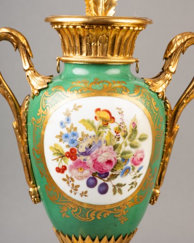 Paire de vases porcelaine monture bronze doré fin XVIIIe siècle - Louis XVI