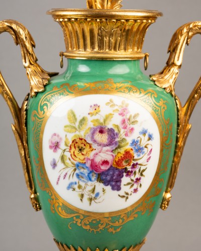 Louis XVI - Paire de vases porcelaine monture bronze doré fin XVIIIe siècle