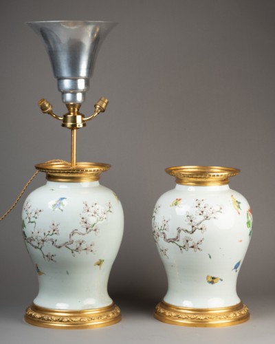 Antiquités - Paire de grands vases porcelaine de Chine époque Qianlong monture bronze doré