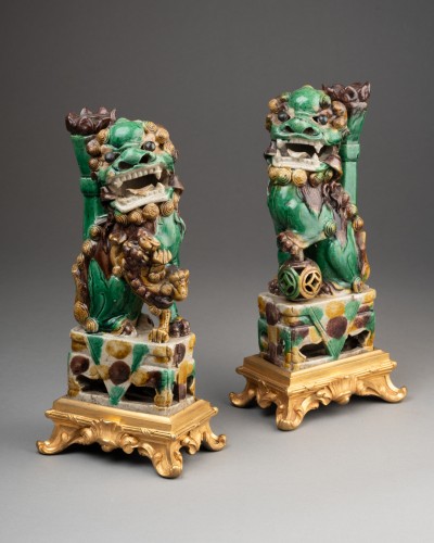 Pair of “Fo Dogs,” Chinese porcelain from the Kangxi period - Asian Works of Art Style Louis XIV