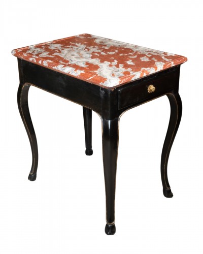 Table de salon en poirier noirci époque Louis XV