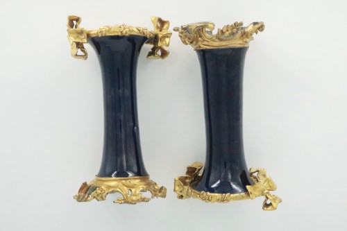 Antiquités - Paire de vases cornet en porcelaine milieu XVIIIe siècle
